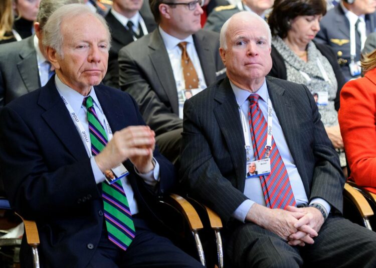 Joseph Lieberman yhdessä John McCainin kanssa Münchenin turvallisuuskokouksessa vuonna 2014.