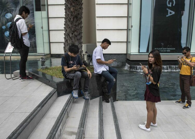 Thaimaassa puhelinasiat puhuttavat turistien lisäksi muutenkin. Sotilasjuntta varoittaa nuoria pelaamasta liikaa Pokémon Go -mobiilipeliä.