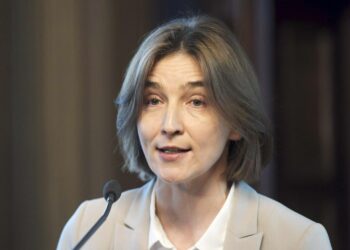 Helsingin yliopiston viestinnän professori Anu Kantola Oikeusministeriön demokratiatutkimuksen tuloksia koskevassa tiedotustilaisuudessa Helsingissä maanantaina.