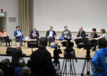 Vasemmistoliiton Li Andersson (vas.), vihreiden Ville Niinistö, SDP:n Antti Rinne, kokoomuksen Petteri Orpo, keskustan Juha Sipilä, perussuomalaisia edustanut Sampo Terho, kristillisdemokraattien Sari Essayah ja RKP:n Anna-Maja Henriksson puolueiden puheenjohtajien kuntavaalitentissä Lahdessa maaliskuun alussa.