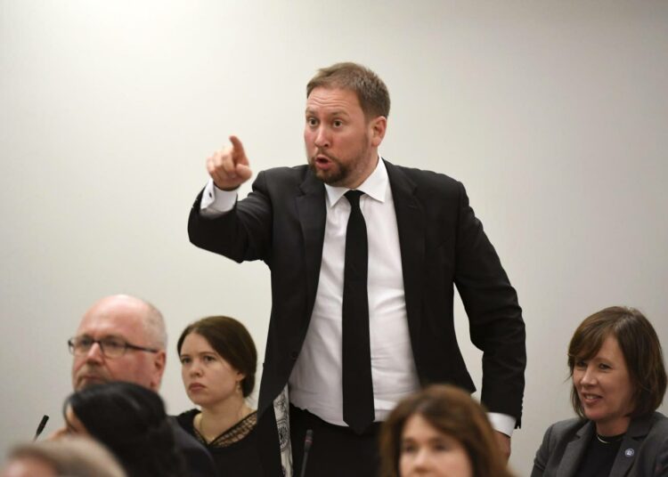 Vasemmistoliitto hyökkää monella kärjellä. Kuntavaaleissa tuli voitto ja gallupkannatus on reilusti eduskuntavaalien yläpuolella.