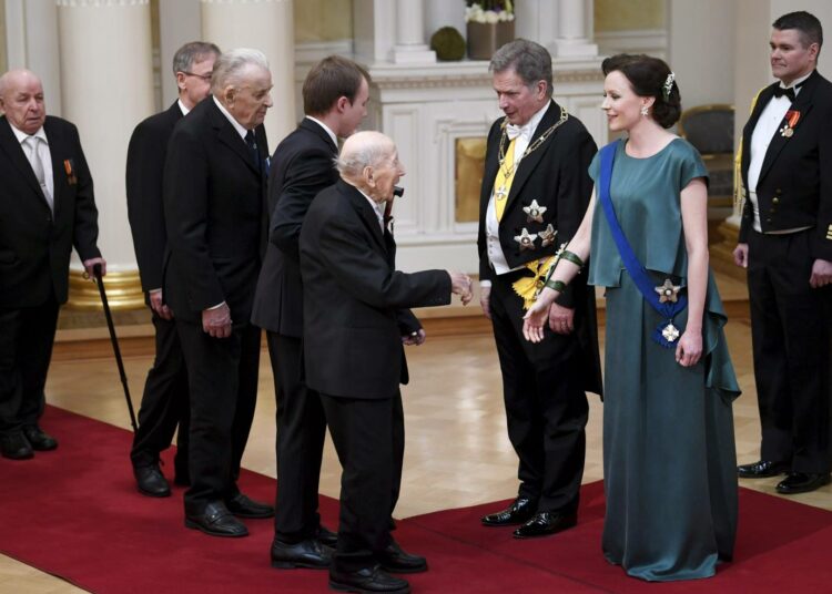 Sotaveteraani Arvo Pusa kättelemässä presidentti Sauli Niinistöä ja rouva Jenni Haukiota Suomen 100-vuotisjuhlavuoden itsenäisyyspäivän vastaanotolla. Suomen suosituin tv-ohjelma oli tänä vuonna katsotumpi kuin koskaan.