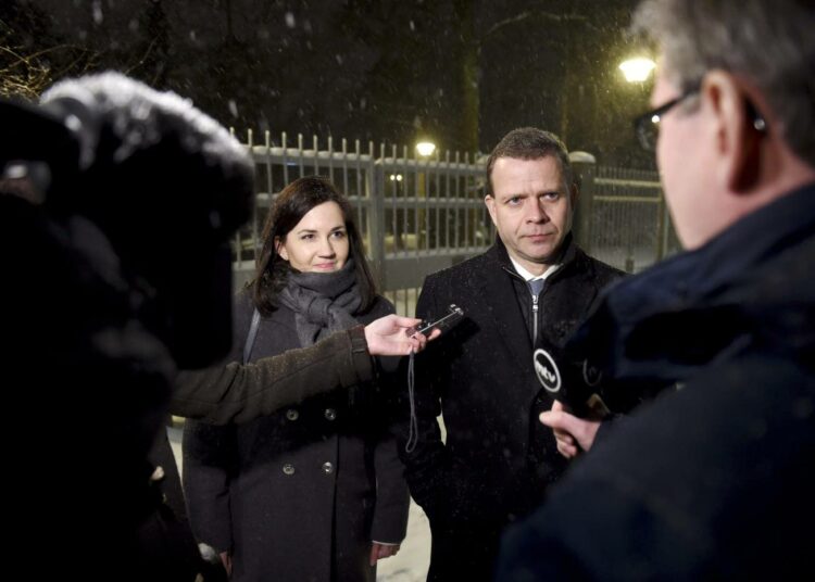 Opetusministeri Sanni Grahn-Laasonen ja valtiovarainministeri Petteri Orpo purkivat maanantai-iltana pettymystään perhevapaauudistuksen kaatumiseen.