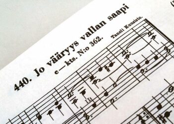 Jo vääryys vallan saapi -virsi löytyy vielä vuonna 1978 julkaistusta koraalikirjasta, mutta vuoden 1986 virsikirjasta se poistettiin.