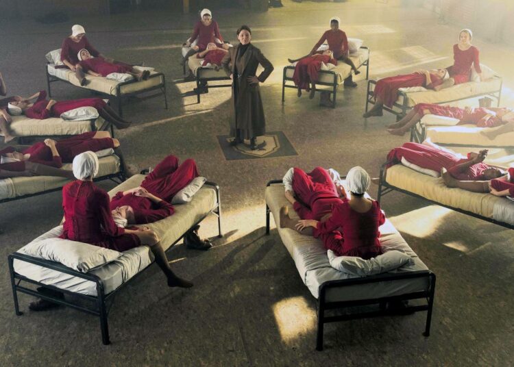 Televisiosarja The Handmaid’s Tale perustuu kirjailija Margaret Atwoodin klassikkoon Orjattaresi. Se kuvaa, miten fundamentalistinen ja naisvihamielinen liike pääsee valtaan Yhdysvalloissa.