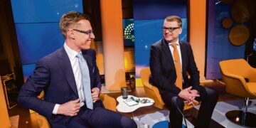 Sekä pääministeri Juha Sipilä (oik.) että valtiovarainministeri Alexander Stubb varoittelivat suomalaisia eurooppalaiseen ohjaukseen joutumisesta. Kuva Ylen vaalitentistä huhtikuussa 2015.