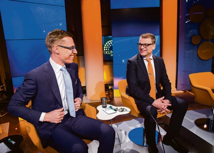 Sekä pääministeri Juha Sipilä (oik.) että valtiovarainministeri Alexander Stubb varoittelivat suomalaisia eurooppalaiseen ohjaukseen joutumisesta. Kuva Ylen vaalitentistä huhtikuussa 2015.