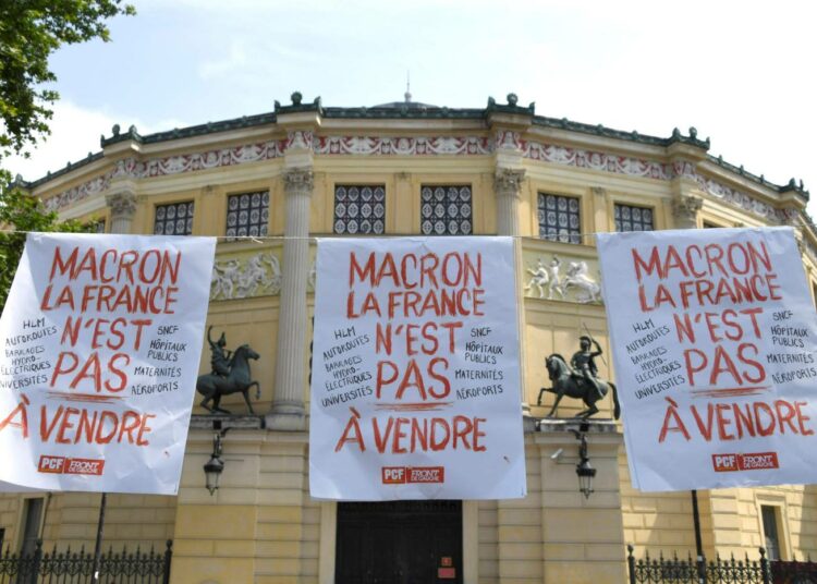 Macron, Ranska ei ole myytävänä, lukee mielenosoittajien levittämissä julisteissa.