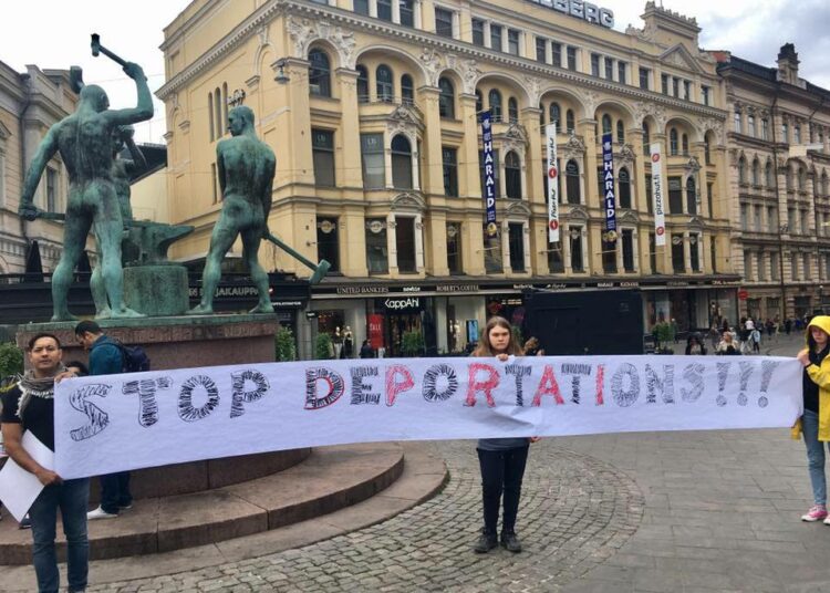 Stop Deportations -yhteisö vastustaa pakkopalautuksia, joiden seurauksena ihmiset voivat joutua hengenvaaraan.