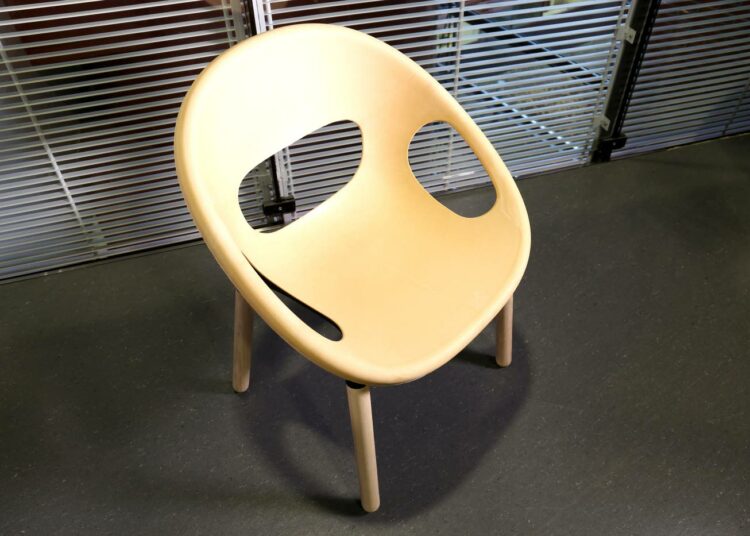 VTT:n ensimmäinen mallituote on biomuovista ja selluloosasta valmistettu tuoli.