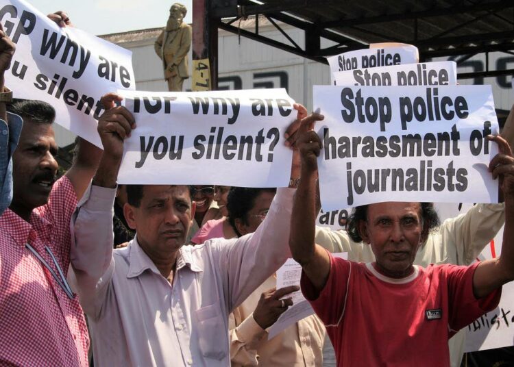 Sri Lankan media on ollut paineen alla viimeisen vuosikymmenen. Vuoden 2015 presidentinvaalit toivat hieman helpotusta, mutta some-valheiden lietsomat mellakat uhkaavat hyvää kehitystä.