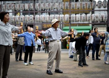 Seniorikansalaisten jumppahetki Tokiossa.