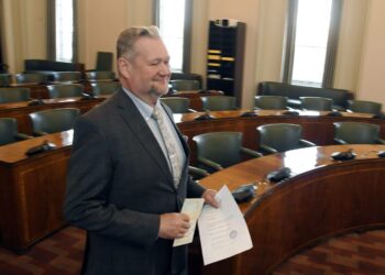 Jari Myllykoski uusi kansanedustajan valtakirjansa kevään ensimmäisissä vaaleissa.