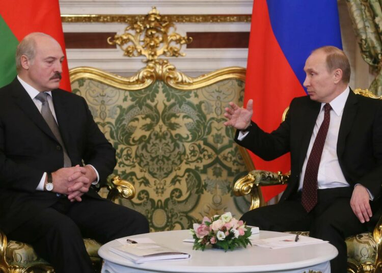 Venäjä tuskin käyttää voimakeinoja niin kauan kuin Lukašenka on vallassa. Arkistokuvassa Valko-Venäjän presidentti Aljaksandr Lukašenka (vas.)  ja Venäjän presidentti Vladimir Putin.