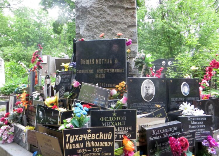 Joukkohauta nro 1 Donskoin luostarin hautausmaalla Moskovan keskustassa. Haudassa on 1930-luvun terrorissa ammuttujen jäänteitä.