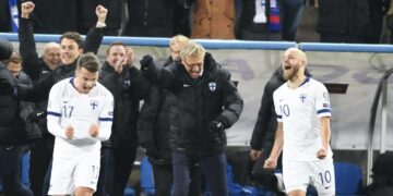 Simon Skrabb (numero 17), Markku Kanerva (keskellä) ja Teemu Pukki Liechtenstein-ottelun peliajan päätyttyä.