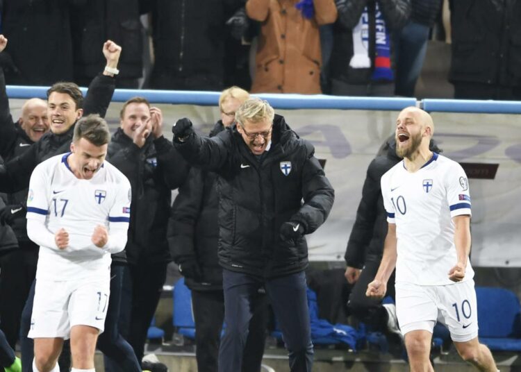 Simon Skrabb (numero 17), Markku Kanerva (keskellä) ja Teemu Pukki Liechtenstein-ottelun peliajan päätyttyä.