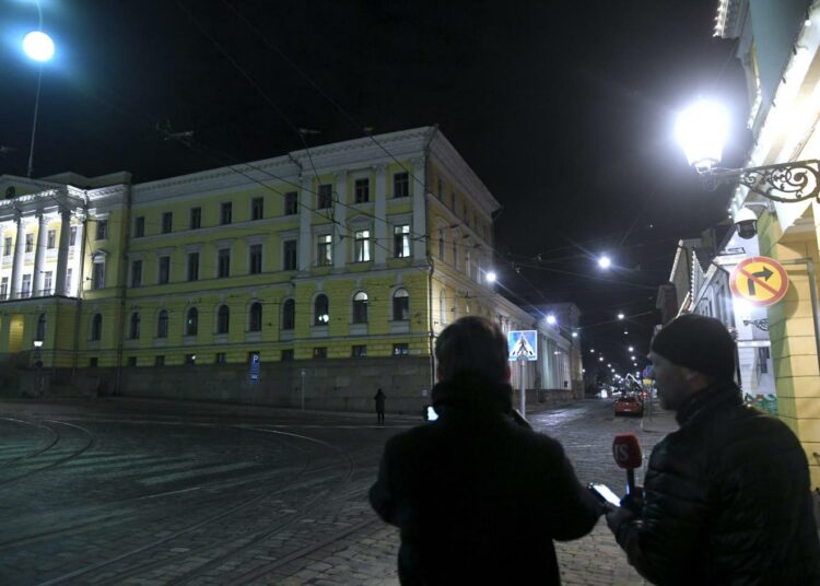 Kaksi toimittajaa katseli sunnuntai-iltana Senaatintorin laidalla valtioneuvoston linnan ikkunoita.