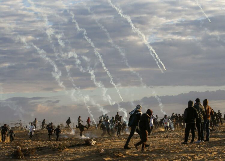 Israelin joukot ampuivat kyynelkaasua palestiinalaisten mielenosoittajien niskaan Gazan rajalla joulukuun lopulla.