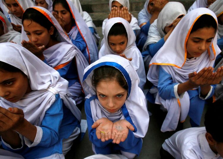 Peshawarilaisia koulutyttöjä. Islamabadin korkein oikeus peruutti Islamabadin alueella Pakistanin rikoslain kohdan, joka antoi vanhemmille, huoltajille ja opettajille oikeuden käyttää ruumiillista kuritusta ”hyvässä uskossa ja kuritettavan parhaaksi”.