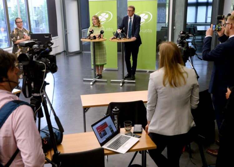 Keskustan puheenjohtaja Katri Kulmuni ja uudeksi valtiovarainministeriksi valittu Matti Vanhanen tiedotustilaisuudessa maanantaina.