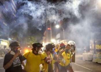 Black Lives Matter -mielenosoittajia kyynelkaasupilvessä Portlandissa 30.7.