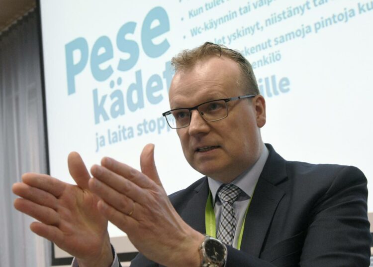 THL:n pääjohtaja Markku Tervahauta sanoo nyt, ettei laitos esittänyt keväällä yleistä maskisuositusta.