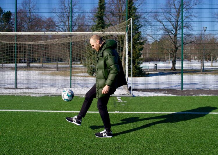 Timo Furuholmille jalkapallo on yhä ykkönen, mutta hän arvioi, että tulevaisuudessa on enemmän aikaa politiikalle.