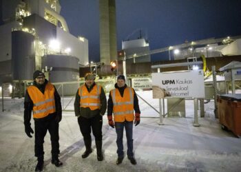 Lakkovahdit Janne Hyvönen, Juha Marttila ja pääluottamusmies Kari Rikkilä UPM:n Kaukaan tehtaalla Lappeenrannassa uuden vuoden aamuna 1. tammikuuta.