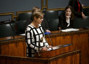Sisäministeri Krista Mikkonen vastasi välikysymykseen.