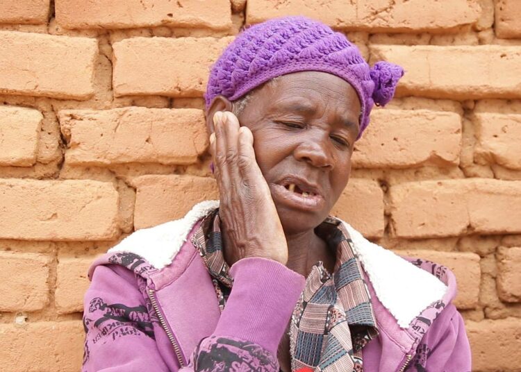 Hirmumyrsky Freddyn ruhjomassa Malawissa noituudesta syytettyjen vanhusten pahoinpitelyt ja murhat ovat yleistyneet. Christian Mphande säilyi hengissä kertomaan tarinansa, mutta kaikki eivät ole yhtä onnekkaita.
