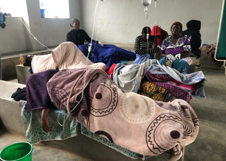 Afrikan valtiot satsaavat terveydenhoitoon liian vähän. Kuvassa malawilaisen terveyskeskuksen koleraosasto.