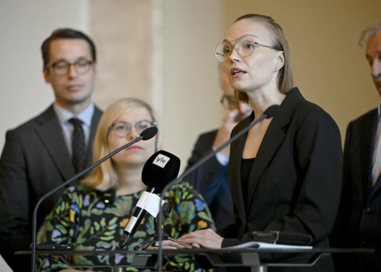 Minja Koskela esitteli vasemmistoliiton katnaa niin sanottuun velkajarruun tiedotustilaisuudessa eduskunnassa tiistaina iltapäivällä.