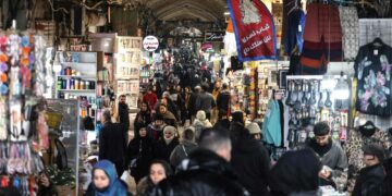 Teheranilaiset kulkivat ostoksilla tammikuun loppupuolella.