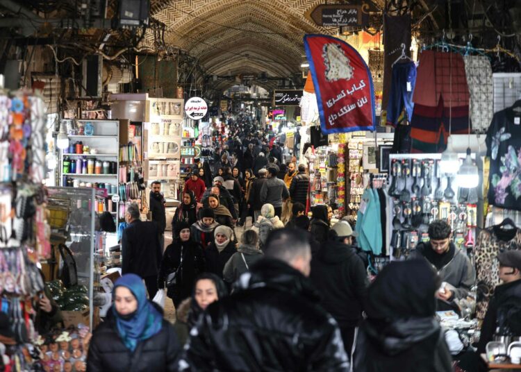 Teheranilaiset kulkivat ostoksilla tammikuun loppupuolella.