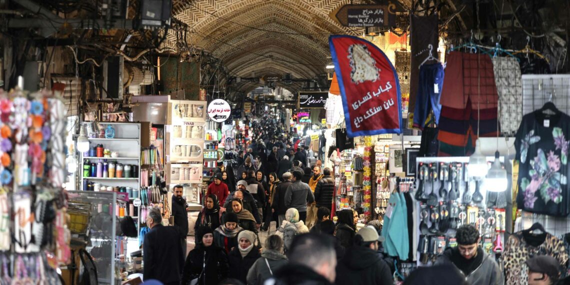 Teheranilaiset kulkivat ostoksilla tammikuun loppupuolella.