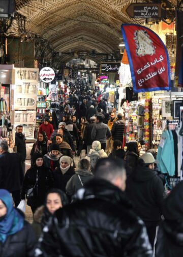 Teheranilaiset kulkivat ostoksilla tammikuun loppupuolella.