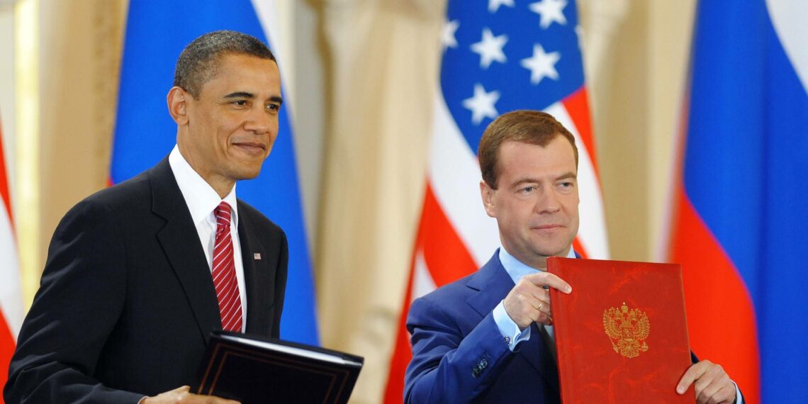 USA:n silloinen presidentti Barack Obama ja Venäjän silloinen presidentti Dmitri Medvedev New START -sopimuksen allekirjoitustilaisuudessa Prahassa huhtikuussa 2010.