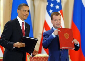USA:n silloinen presidentti Barack Obama ja Venäjän silloinen presidentti Dmitri Medvedev New START -sopimuksen allekirjoitustilaisuudessa Prahassa huhtikuussa 2010.