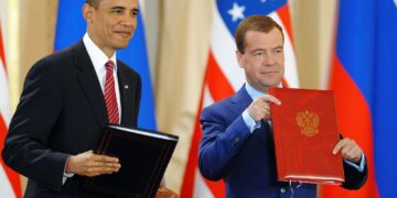 USA:n silloinen presidentti Barack Obama ja Venäjän silloinen presidentti Dmitri Medvedev New START -sopimuksen allekirjoitustilaisuudessa Prahassa huhtikuussa 2010.