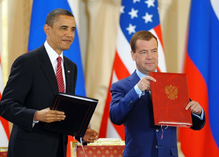 USA:n silloinen presidentti Barack Obama ja Venäjän silloinen presidentti Dmitri Medvedev New START -sopimuksen allekirjoitustilaisuudessa Prahassa huhtikuussa 2010.