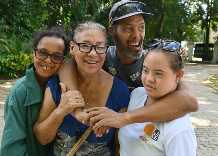 Quinta por la Inclusión Social -osallistamishankkeen nuoret poseeraavat yhteiskuvassa Havannassa. Kuuban perustuslaki kieltää kaiken syrjinnän, myös vammaisuuden perusteella.