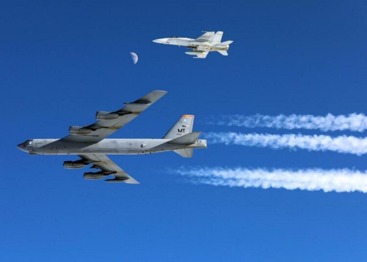 Suomen ilmavoimien hävittäjät saattoivat yhdysvaltalaisia B-52-pommikoneita kohti Rovajärven ampuma-aluetta Lapissa.