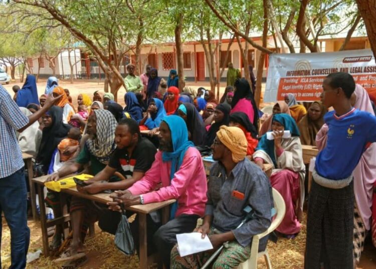 Garissan piirikunnan asukkaat osallistuvat tilaisuuteen, jossa käsitellään henkilöllisyyttä ja kansalaisuutta. Ilman kansallista henkilökorttia tai passia pankkitilin avaaminen, liiketilan vuokraaminen, terveyspalveluihin pääsy, korkeakouluopinnot ja virallisen työn saaminen on mahdotonta.