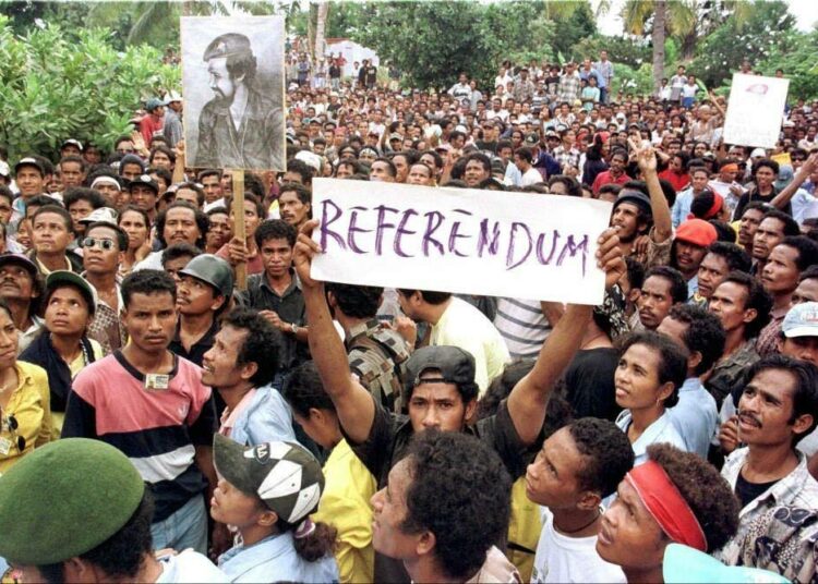 Kansanäänestyksiä on viime vuosikymmeninä ollut entistä enemmän muun muassa Aasiassa. Tässä itätimorilaiset itsenäisyysaktivistit vaativat kansanäänestystä vielä Indonesiaan kuuluneen maakuntansa tulevaisuudesta vuonna 1998.