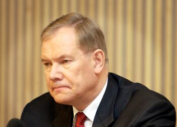 Paavo Lipponen on amerikkalaislehden mukaan keskustaoikeistolainen tylsimys.