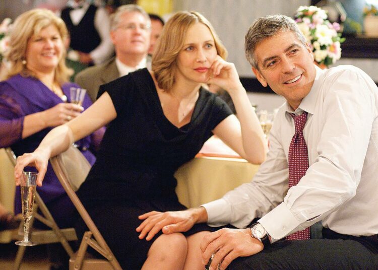 Vera Farmiga ja George Clooney matkarakastavaisina romanttisessa draamakomediassa Up in the Air.