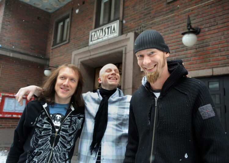 Keikkataukoa tänä vuonna pitävä Apulanta-yhtye julkisti kokoelmalevynsä Tavastialla. Kuvassa Sipe Santapukki, Toni Wirtanen ja Sami Lehtinen.