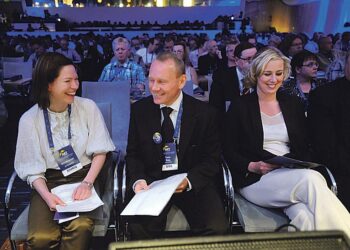 Anni Sinnemäki (kuvassa vasemmalla) toi AKT:n liittokokoukseen valtiovallan tervehdyksen. Oikealla SDP:n puheenjohtaja Jutta Urpelainen ja keskellä vailla haastajaa oleva AKT:n puheenjohtaja Timo Räty.