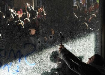 Mielenosoitukset lukukausimaksujen korotusta vastaan yltyivät mellakoiksi Englannissa.